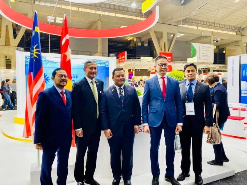 邓章钦（右二起）与大臣阿米鲁丁等，在雪兰莪国际商务峰会时合摄。