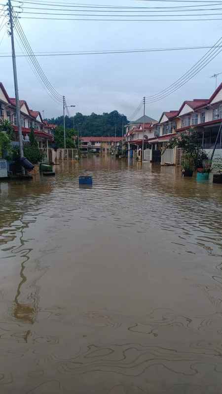 逢雨必淹的东贡岸花园道路成河，至週一早上仍然水深至大腿。