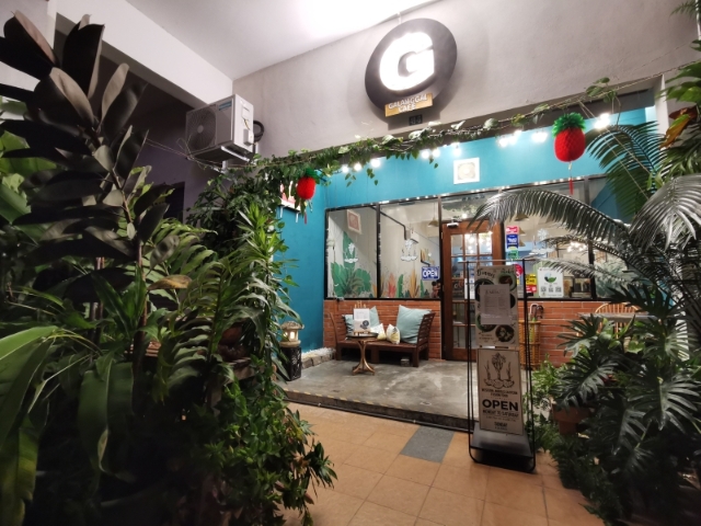 被各式热带植物包围的Galanggal Café。