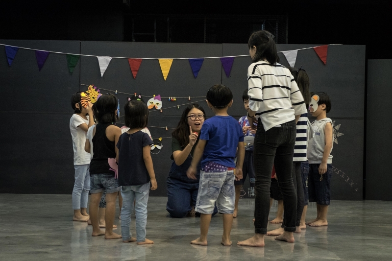 林书玉化身“肉肉老师”，为小朋友们上戏剧课。