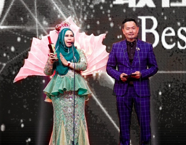 “粉红女富商”拿督斯里薇达曾在2017年《金视奖》跟大马视帝温绍平一起颁奖。