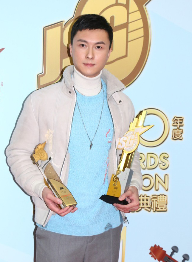 王浩信之前在《万千星辉颁奖典礼2020》罕有感谢妻子陈自瑶，成全晚焦点，这次在劲歌金曲得2奖却不谢了。