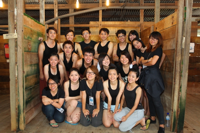 在参与“拯救边佳兰艺术计划”时，林书玉（站者右一）与舞台剧《死海》众演员及幕后人员合照。