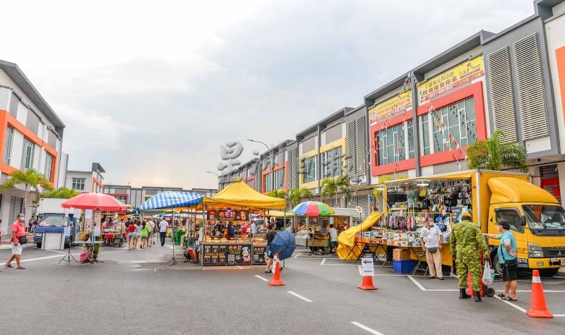 武吉梅岭商业中心夜市首日营业，开档率达90％，民众的参与度也高。