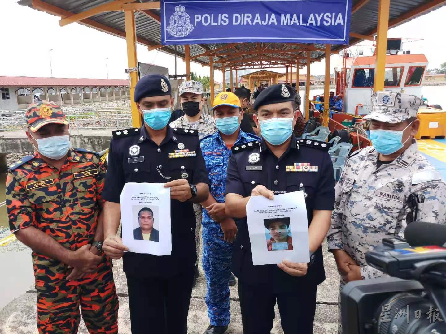 阿夫占（右二）展示两名失踪渔民的照片，左二为甲中央警区副主任莱士。