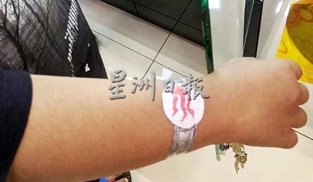 The barefoot teenager wearing a paper-made watch. SIN CHEW DAILY