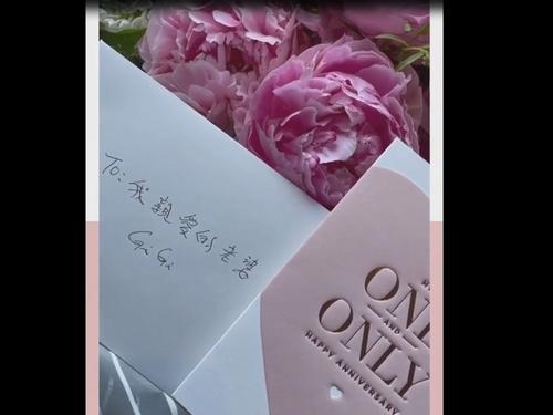 黎姿罕见在IG晒恩爱，分享老公送的花束和亲笔写的卡片。