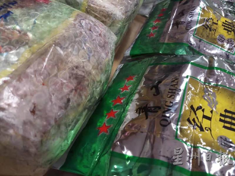 嫌犯将冰毒装在“青山”中国茶包装内。