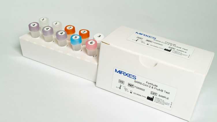 名为“Fortitude SARS-CoV-2 & Flu A/B Test”的测试盒能同时检测冠病和流感病毒，协助医疗人员为病人提供更针对性的资料。（取自MIRXES网站）