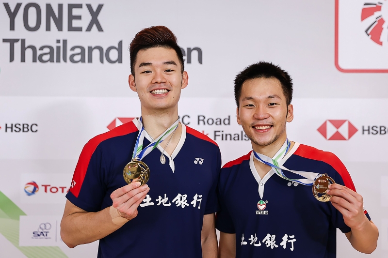台湾男双李洋（右）与王齐麟夺得职业生涯首个1000赛级别冠军，为王齐麟送上了26岁的完美生日礼物。（法新社照片）