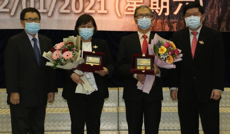 李平福（左起）颁发荣休教职员纪念品给郑蔡娣及谢锡福。右一为苏进存。