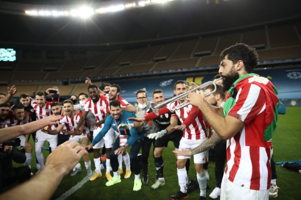 在扳平功臣比利亚弗雷（右）吹响报捷号角下，比尔巴鄂欢呼庆祝着夺得西班牙超级杯的喜悦。（照片来源：西班牙足总官推）