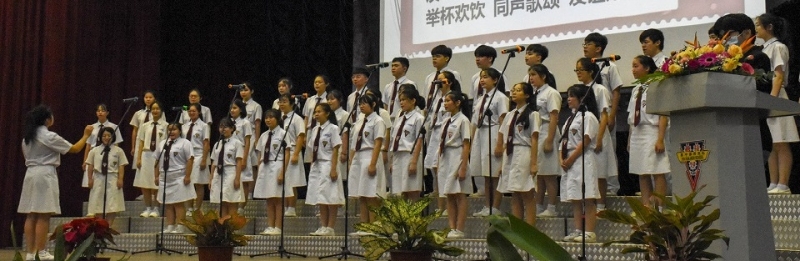 各班毕业生代表领唱《友谊万岁》。