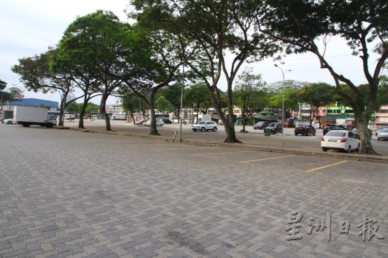 吉隆坡批发公市的停车场显得十分空旷。