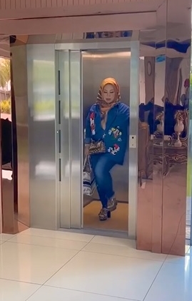 拿督斯里薇达今年1月2日曾拍摄自己在豪宅电梯内走猫步的影片。