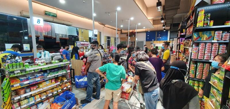 距离落实行动管制令的数小时内，芙蓉各商场再掀起抢购潮。