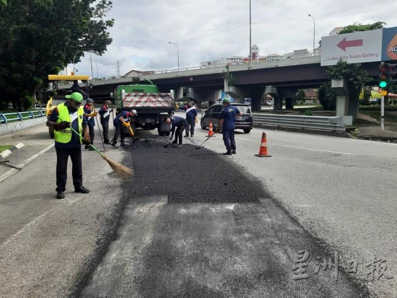 吉隆坡一带的国会议员认为，隆市政局必须实施赏罚制度，以免官员在修补路洞方面抱有三分钟热度。

