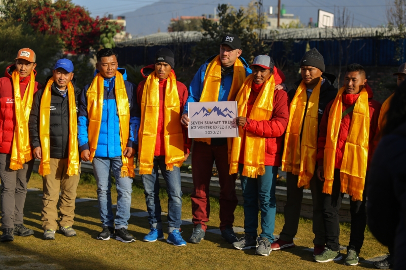 2020年12月18日，登山者们在尼泊尔加德满都合影。（中新社照片）