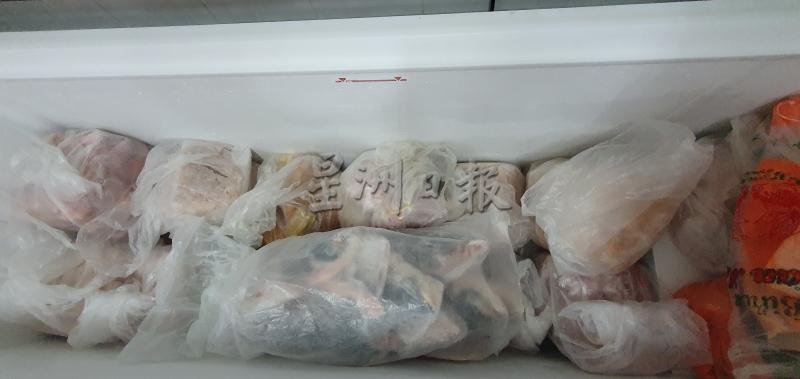 业者把卖不出的海鲜以冷藏方式保存，以保持海鲜的冰鲜度及口感。
