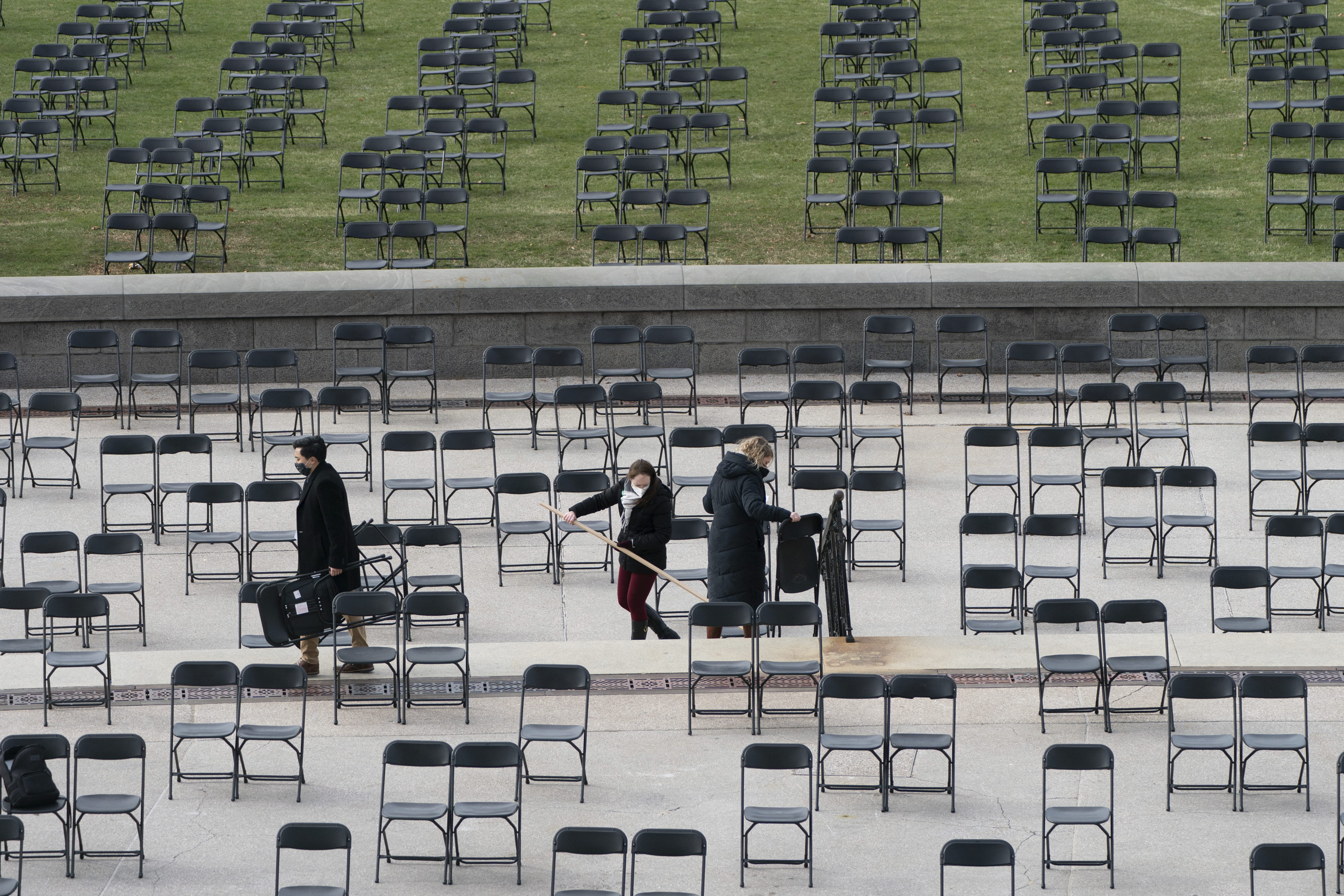 配合疫情，出席美国总统就职典礼的宾客都要保持社交距离，工作人员正在进行座位的安排。


