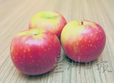 南非脆红苹果（Cripps Red） 有着亮红色的果皮，喀嚓一口非常爽脆，味道甜酸可口。