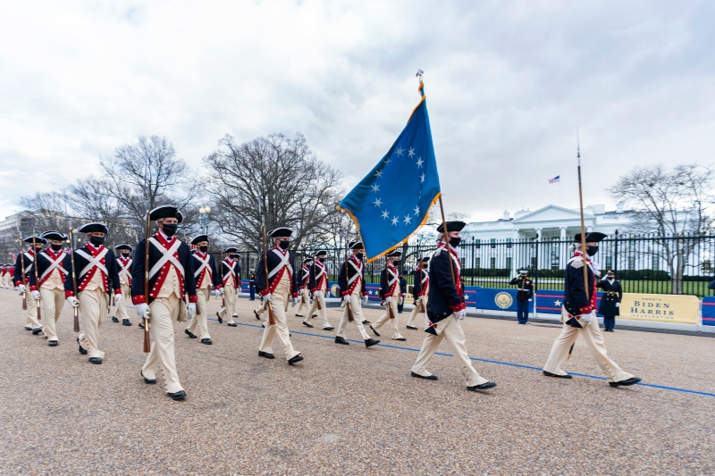 美国步兵的礼仪部队在白宫前的宾夕法尼亚大道上排练。

