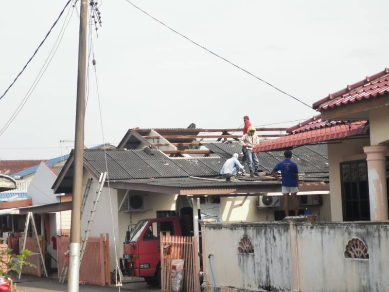 一些村民已自行找维修员，修补屋顶。