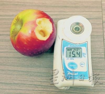 如何知道苹果有多甜？取苹果果汁放在水果糖度计的平台上，立即测出苹果的甜度（Brix%）。（若使用无损红外糖度计则不必切肉取汁）