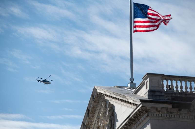 一架直升机掠过美国国会大厦，确保一切顺利。

