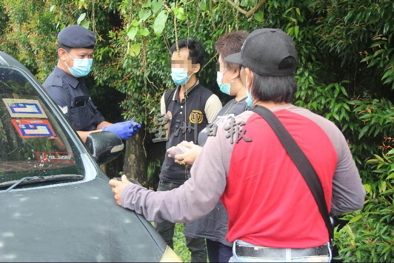 
一家3口从加拿逸开车到诗巫市区，在黄顺开医生路被警方拦查，因违反行管令，共被罚款3000令吉。