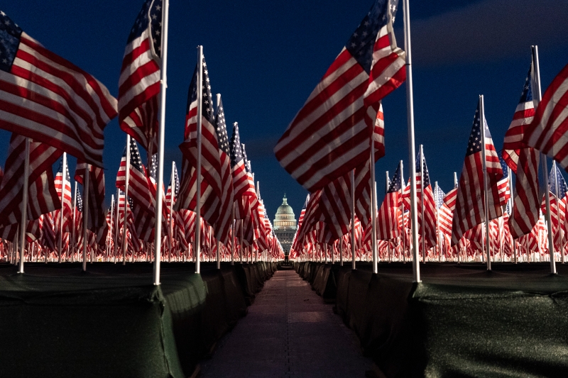 华盛顿国家广场旗海飘扬，每一幅国旗代表每个美国人。

