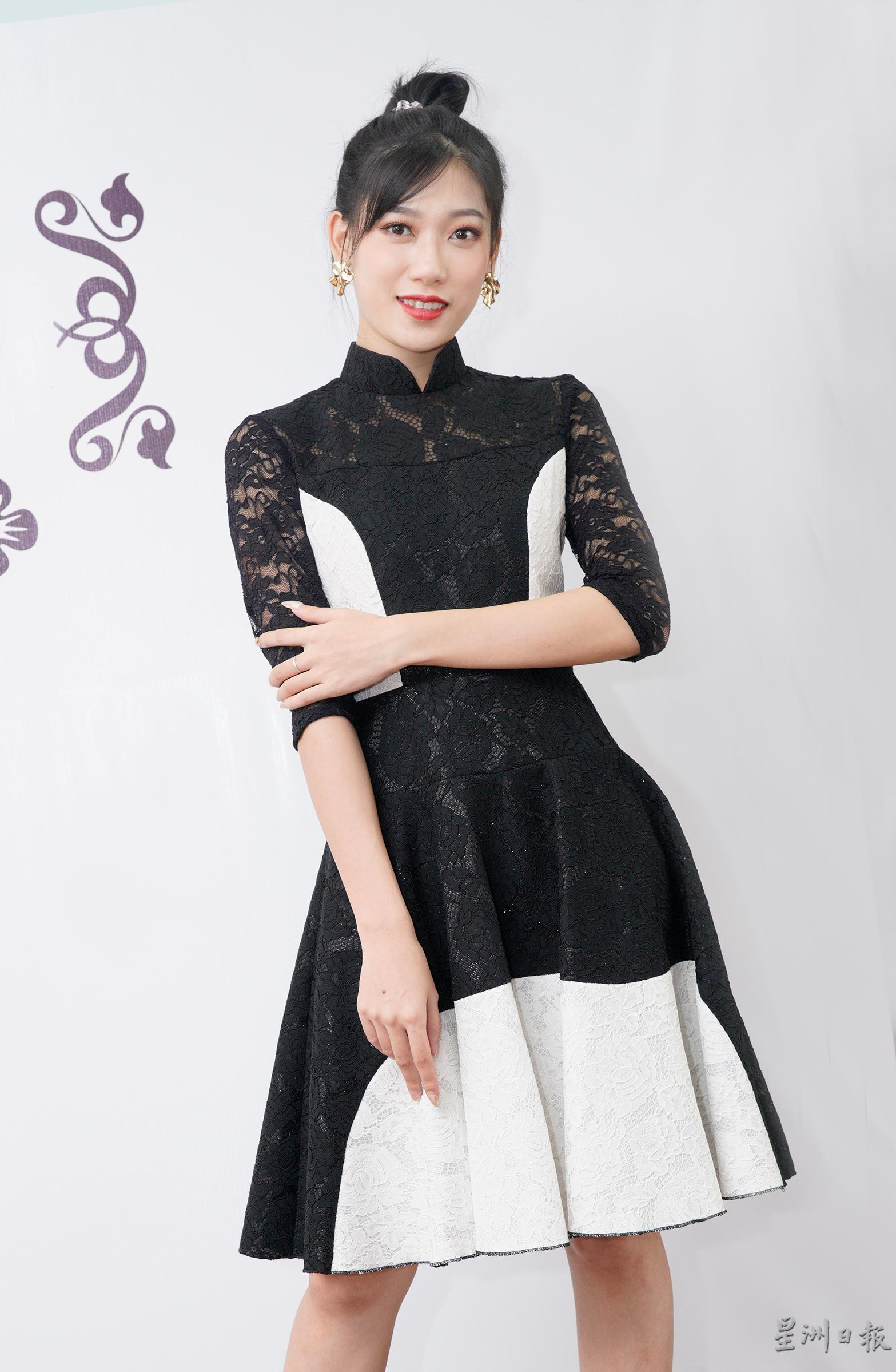 黑白色旗袍简洁明朗的风格，上半身是修身中袖的设计，下半身的伞裙式，再配以几何图案剪裁，增添时尚俏丽感。

