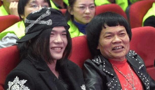 八两金1994年和妻子生下一子叶小霆,他虽被封为“香港最丑的男人”,儿子却五官端正,浓眉大眼。