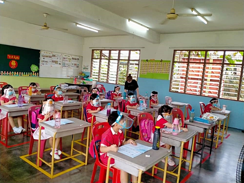 柔佛古来拉巴沙威洪仙大帝庙信托理事会辖下的四维幼稚园如期开学，但全校94名学生中，缺席人数达37人或39.3％。学生戴著口罩及面罩上课。