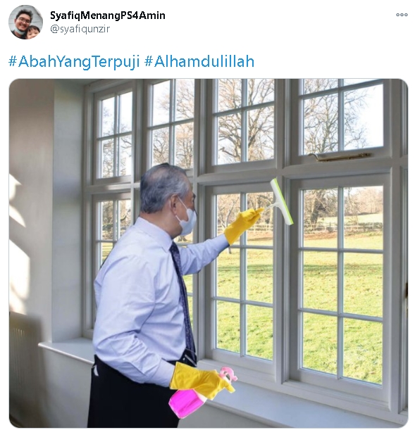 网民“@syafiqunzir”为慕尤丁加上手套与刷子，看起来像是慕尤丁在“清洁窗户”。

