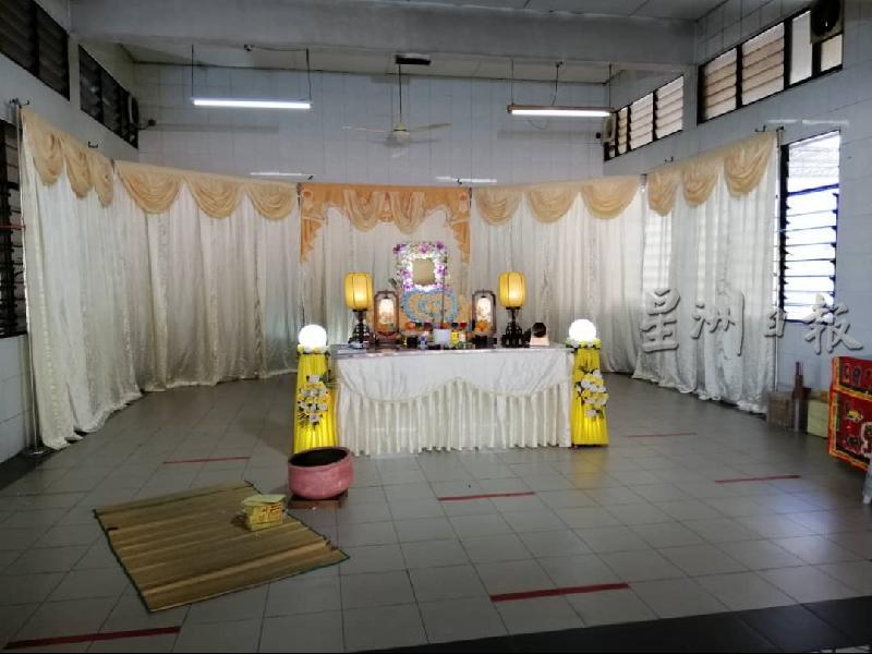 陈振华母亲的灵堂临时移至峇都眼东殡仪馆。至周三上午，其遗照未打印出来。
