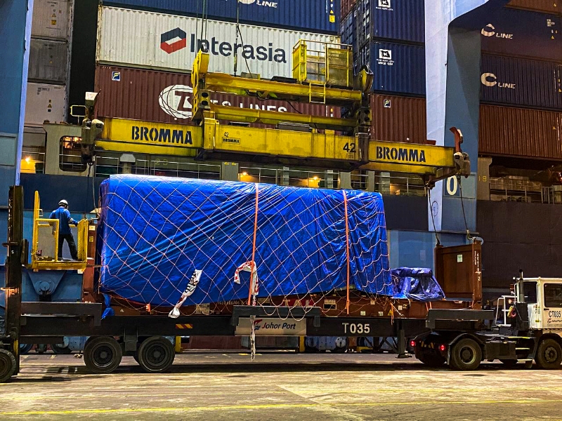 国内首组智能轨道快运系统（ART）装备，已运抵柔佛港口集装箱码头。