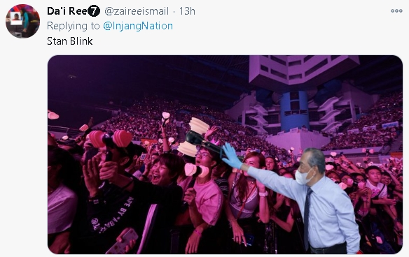 网民“@zaireeismail”将慕尤丁放入BLACKPINK演唱会现场，看起来就像是慕尤丁出席演唱会。

