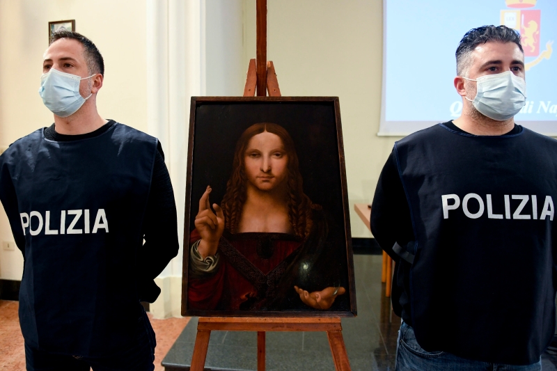 两名警员站在警方找到的《救世主》仿制品旁。意大利警方已经把这幅有500年历史的画作送还博物馆，但博物馆工作人员甚至不知道这幅画被偷走了！（欧新社照片）