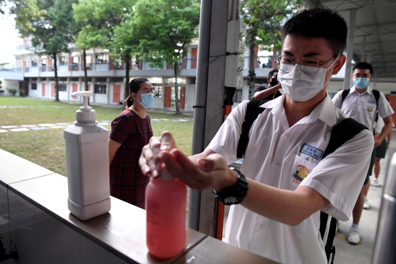 学生搓手消毒，做好防疫措施（马新社照片）。