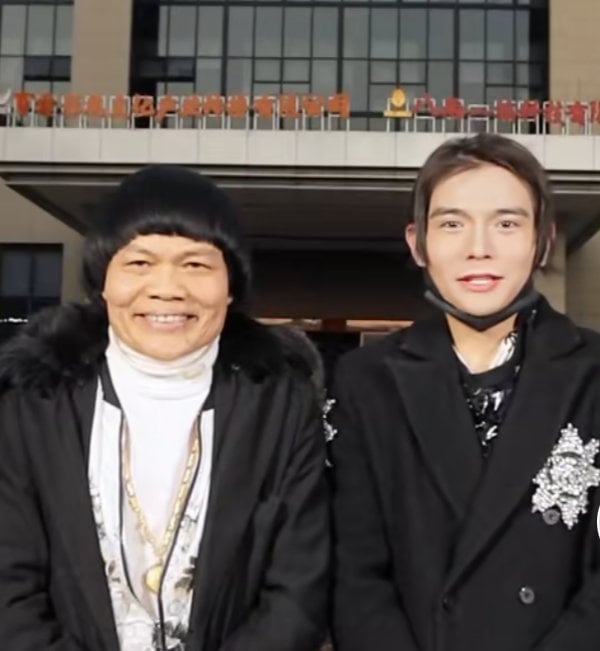 八两金的儿子“八两仔”叶小霆颜值进化,轮廓变深的他被指撞样萧敬腾。 八两金的儿子“八两仔”叶小霆颜值进化,轮廓变深的他被指撞样萧敬腾。