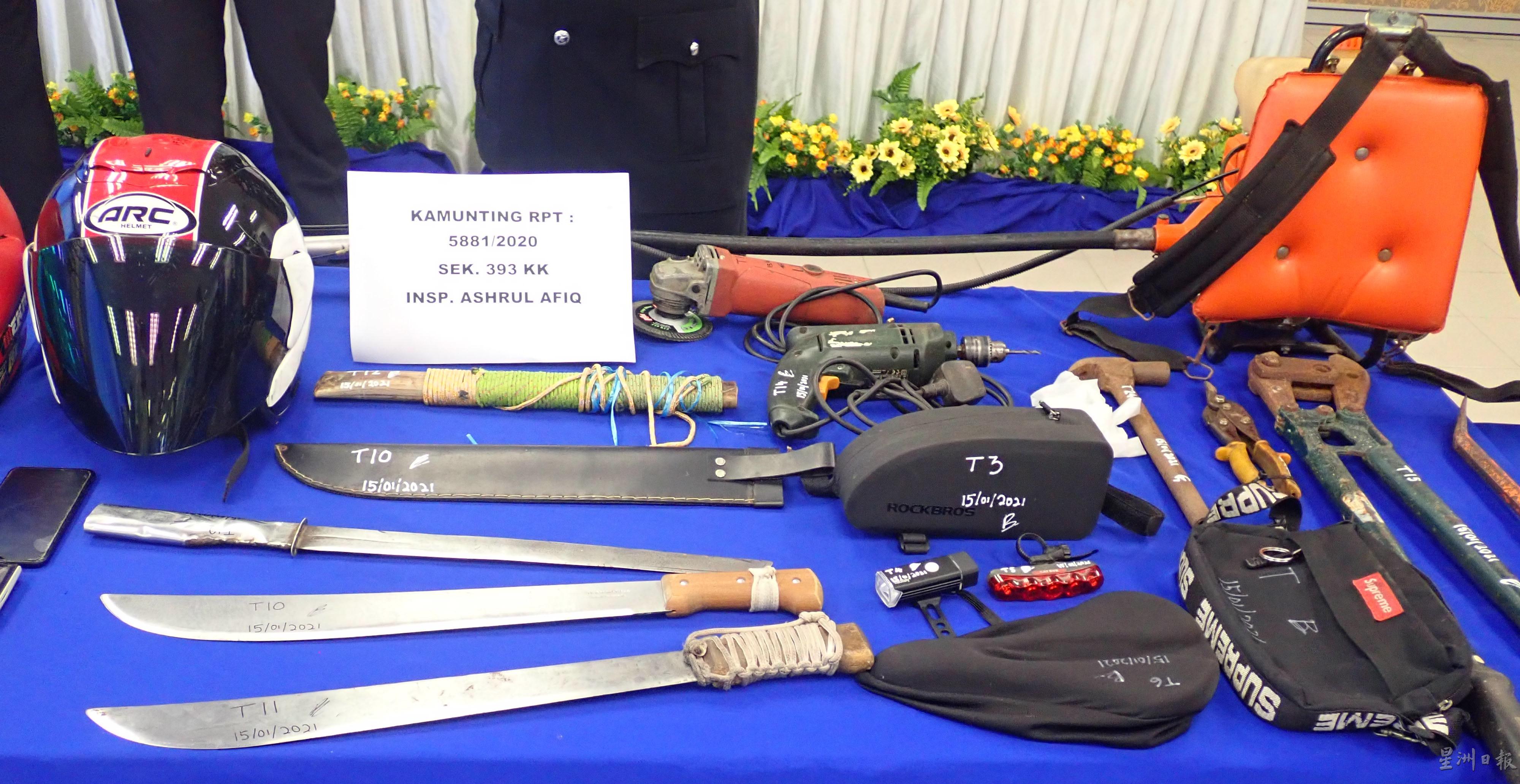 警方在行动中起获提部份失窃财物，包括匪徒用来干案的工具。

