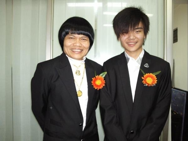 八两金多年来与独子相依为命,坚持“不借、不赊、不走歪路”。 八两金多年来与独子相依为命,坚持“不借、不赊、不走歪路”。