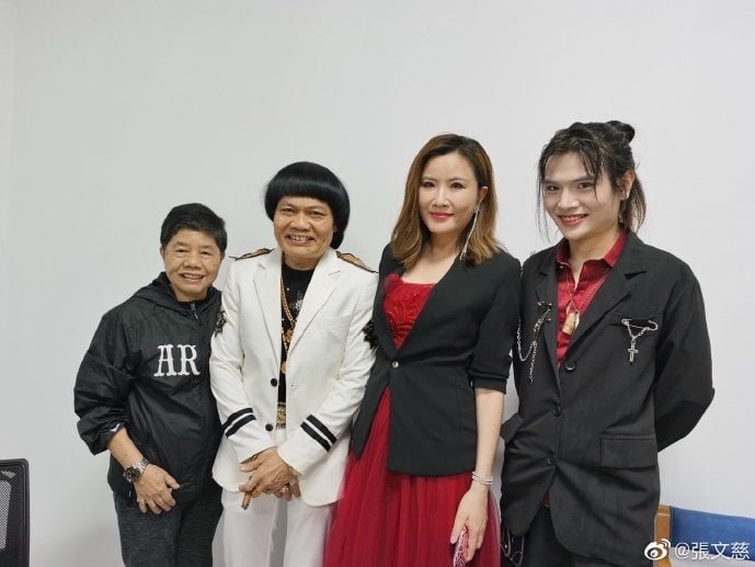 张文慈(右二)看到叶小霆(右一)时表示,“以前见他还是小朋友,现在是小哥哥了。”