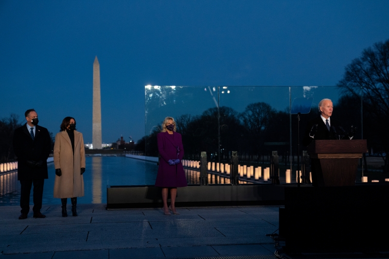 拜登夫妇在就任美国第46位总统就职典礼前夕，与候任副总统贺锦丽夫妇，一同到林肯纪念堂倒影池旁，悼念美国的冠病死者。（美联社照片）