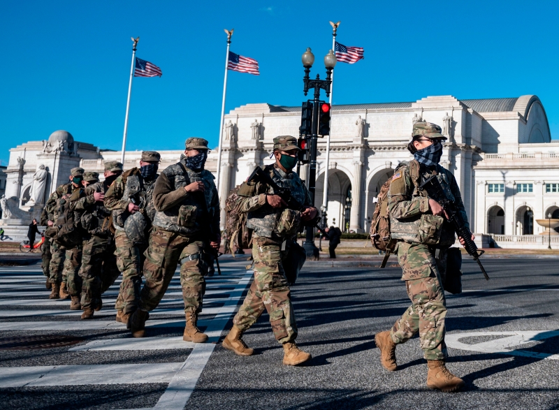派驻国会山庄的国家警卫队成员周二在华盛顿联合车站附近巡视。（法新社照片）

