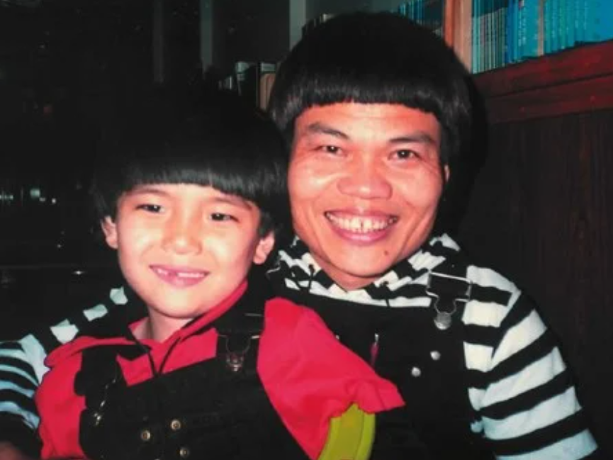 八両金儿子叶小霆小时候长得很可爱。