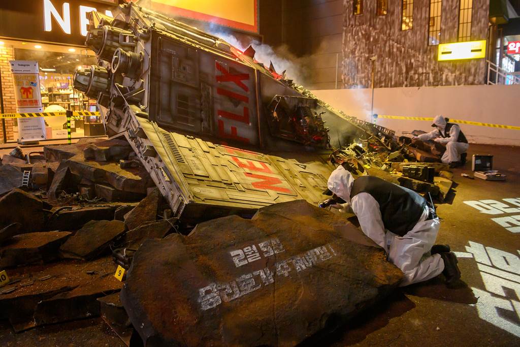 Netflix配合《胜利号》将于2月5日上线，刻意打造一个巨型太空垃圾“掉落”在首尔江南站，极度逼真的电影宣传立刻成为网络热议新闻。