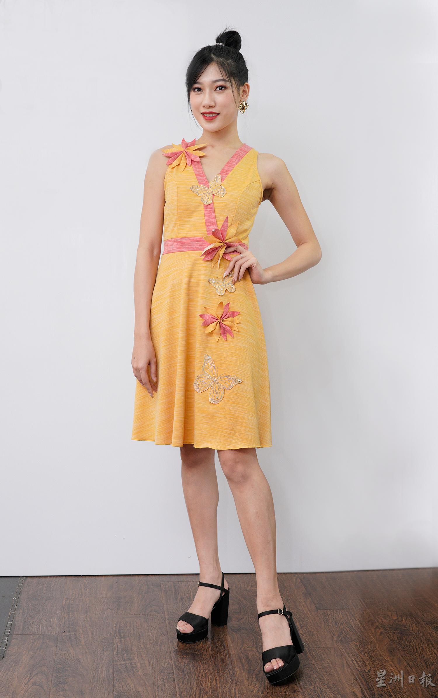 黄色的改良和服式连衣裙，手剪的花朵缀以其中，穿出柔美风情。

