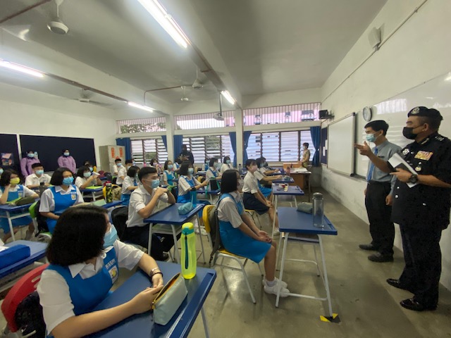 诺再尼（右一）在陈敬华（右二）的陪同下，到课室视察学生上课情况，并提醒学生务必做好防疫措施。